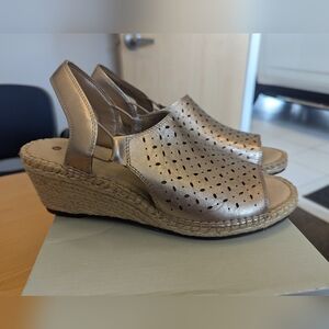Clarks Petrina Gail leather Sandal size 10 Gold New In box